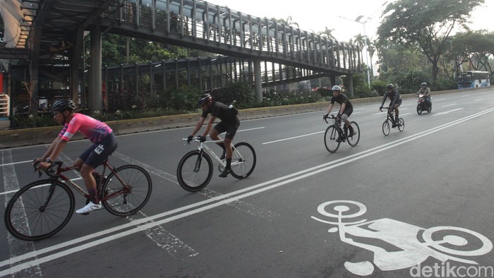 Polemik ruas Jalan Tol Lingkar Dalam Kota sebagai lintasan sepeda terus bergulir. Bahkan, para pehobi road bike menolak wacana tersebut.