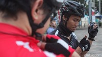 Dalam satu regu atau komunitas biasanya mereka menggunakan alat komunikasi untuk menjaga rekan-rekannya di jalan.