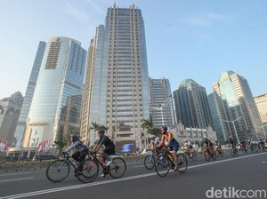 Peleton Road Bike di Jalur Kanan, Jari Tengah Pemotor Teracungkan