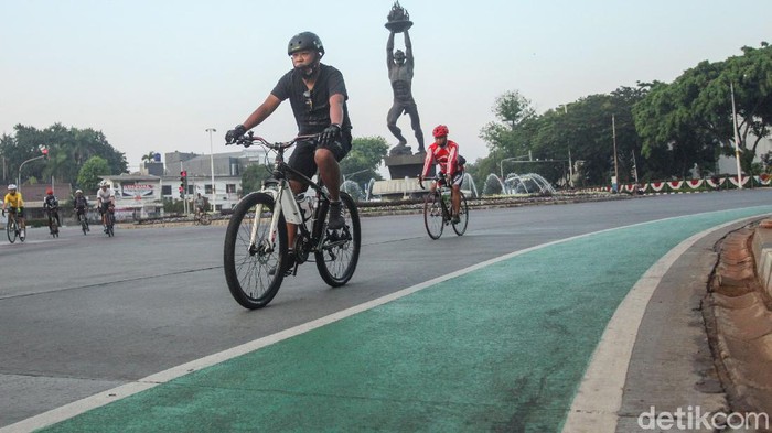 Polemik ruas Jalan Tol Lingkar Dalam Kota sebagai lintasan sepeda terus bergulir. Bahkan, para pehobi road bike menolak wacana tersebut.