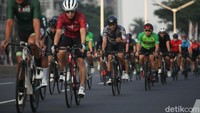 Sejumlah pesepeda road bike gowes bareng di jalan Sudirman - Thamrin, Jakarta, Sabtu (29/8/2020).