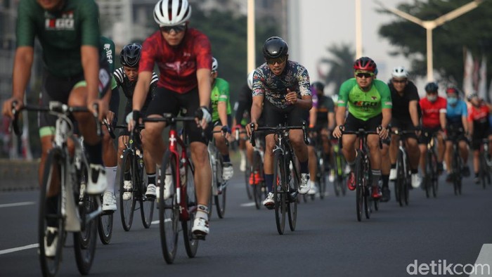 Pehobi Road Bike Menolak Jalur Sepeda di Tol Dalkot Polemik ruas Jalan Tol Lingkar Dalam Kota sebagai lintasan sepeda terus bergulir. Bahkan, para pehobi road bike menolak wacana tersebut.