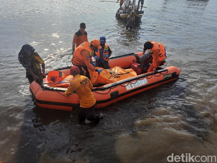 Sesosok mayat pria ditemukan terapung di perairan Situbondo. Jasad itu terombang-ambing ombak pada jarak sekitar 1,5 mil dari bibir Pantai Pathek, Kecamatan Panarukan.