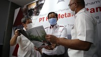 HK Metals Utama Tbk (HKMU), perusahaan yang bergerak dalam pengolahan aluminium untuk kegiatan fabrikasi dan manufaktur, terutama di segmen midstream dan downstream, ini pun tengah memusatkan perhatian bisnisnya pada pasar aluminium extrusi untuk bangunan dan konstruksi seperti High Rise Building dan residensial telah melaksanakan RUPS. Perseroan menargetkan produksi alumunium tahun ini di kisaran 5.000 ton.