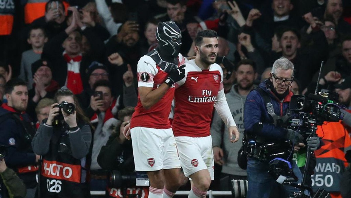 Pierre-Emerick Aubameyang menirukan gimmick Black Panther (Getty Images/Alex Morton)