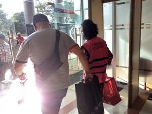 Pakai Rompi Pink, Ini Foto Pinangki Dipindahkan Saat Kebakaran Kejagung