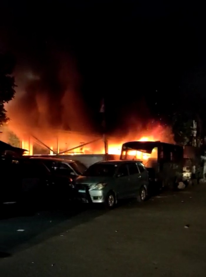 Sekelompok orang tak dikenal merusak dan sejumlah fasilitas di markas Kepolisian Sektor Ciracas, Jakarta Timur, pada Sabtu dini hari (29/8). Pengrusakan juga mereka lakukan pada sejumlah kendaraan yang ada di lokasi.