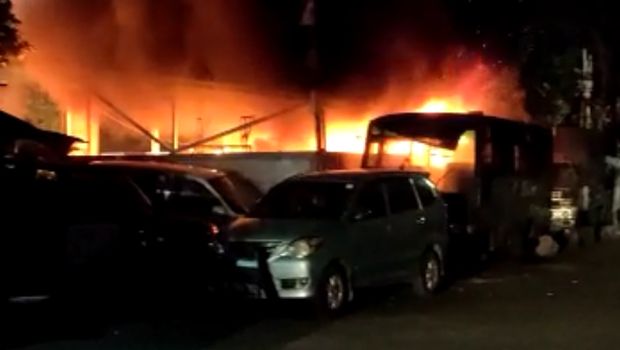 Sekelompok orang tak dikenal merusak dan sejumlah fasilitas di markas Kepolisian Sektor Ciracas, Jakarta Timur, pada Sabtu dini hari (29/8). Pengrusakan juga mereka lakukan pada sejumlah kendaraan yang ada di lokasi.