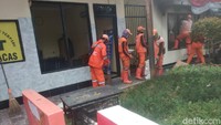 Mereka datang ke Polsek Ciracas untuk membantu polisi membersihkan sisa puing perusakan (Foto: Jehan/detikcom)