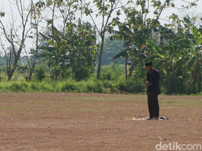 Seorang pria asal Demak, Jawa Tengah mencuri perhatian karena kerap salat sendirian di lapangan Pelita Desa Tridonorejo, Kecamatan Bonang, Demak.