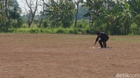 Mualimin mengaku berdoa memohon kepada Yang Kuasa agar wabah virus Corona atau COVID-19 segera hilang. Warga RT 2/RW 2 Desa Tridonorejo itu mengaku biasa salat dhuha, istikharah, salat tolak bala, serta membawa yasin dan tahlil.