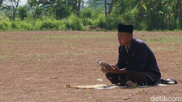 Pria Demak Ini Salat Sendirian di Lapangan Doakan Corona Hilang Seorang pria asal Demak, Jawa Tengah mencuri perhatian karena kerap salat sendirian di lapangan Pelita Desa Tridonorejo, Kecamatan Bonang, Demak.
