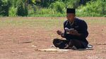 Pria Demak Ini Salat Sendirian di Lapangan Doakan Corona Hilang