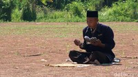 Salat di lapangan itu merupakan lakunya untuk memohon kepada Allah. Dia berharap banyak warga yang turut berdoa memohon agar wabah COVID-19 ini segera hilang. Terpisah, perangkat Desa Tridonorejo Sutadi menyebut Mualimin merupakan warganya. Dia juga membenarkan Mualimin kerap salat dan mengaji di lapangan.