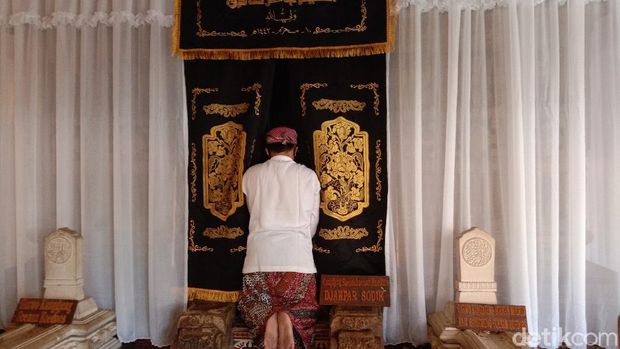 Proses puncak buka luwur Kanjeng Sunan Kudus, Sabtu (29/8/2020)