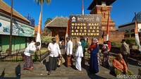 Setelah itu dilanjutkan dengan pembacaan tasbih dan doa asyura oleh K.H. Ulil Albab Arwani, dan pembacaan Iftitah bil Fatichah oleh K.H Mujib Sholih. Acara selanjutnya pembacaan tahil oleh K.H Hasan Fauzi serta doa tahlil dibacakan oleh KH Habib Umar Al Muthahar.