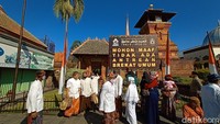 Ketua Yayasan Masjid, Menara, dan Makam Sunan Kudus, KH Em Nadjib Hasan mengatakan hari ini merupakan puncak dari acara buka luwur Sunan Kudus. Acara buka luwur sudah dimulai sejak 1 Muharram lalu.