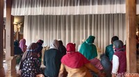 Selain itu, pembagian nasi jangkrik tahun ini juga ditiadakan untuk mencegah keramaian warga di masa pandemi virus Corona atau COVID-19. Nasi jangkrik yang jadi favorit Sunan Kudus itu pun diberikan langsung di kecamatan-kecamatan di Kudus.