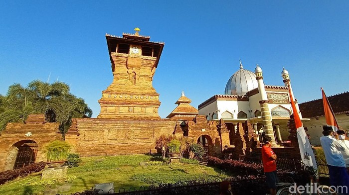 Puncak Buka Luwur Sunan Kudus yang Berbeda saat Pandemi Prosesi puncak buka luwur Kanjeng Sunan Kudus pada 10 Muharram hari ini digelar secara sederhana.
