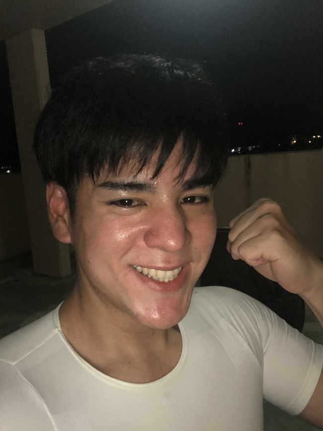 Ruibosu mengombinasikan berbagai jenis latihan termasuk angkat beban untuk membentuk otot dan kickboxing. Foto: Twitter/@ruibosu0222