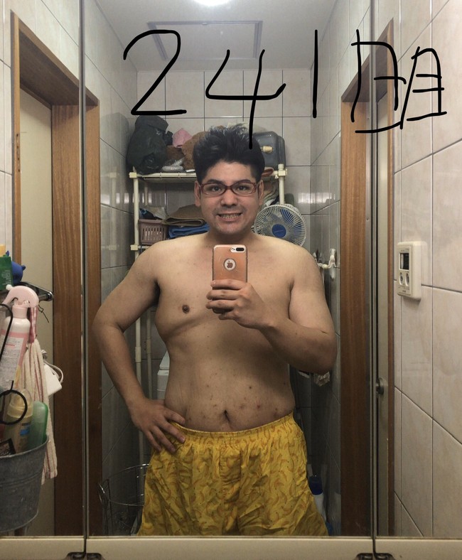 Usahanya pun membuahkan hasil, 11 bulan kemudian, ia berubah dari pria obesitas menjadi ramping bak model. Dari berat badan 137 kg menjadi 68,5 kg. Foto: Twitter/@ruibosu0222
