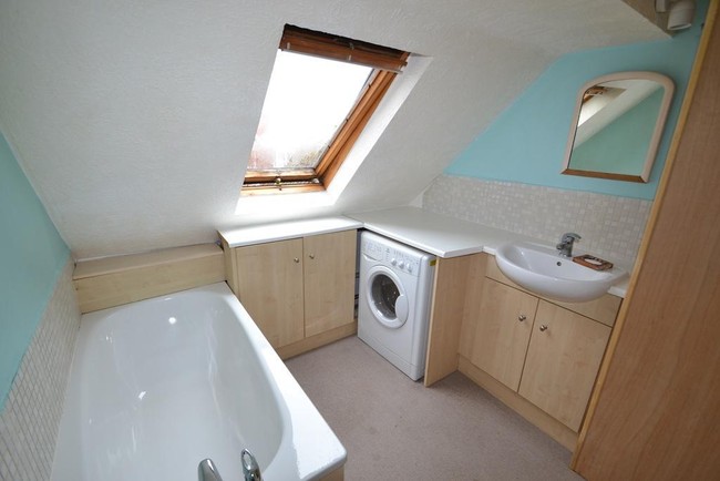 Rumah dengan letak tempat tidur unik ini dilengkapi dengan dapur, kamar mandi, dan sebuah area studio. Walaupun dalam situs penjualan telah diterangkan bahwa apartemen ini memiliki tempat tidur bongkar pasang, namun tidak dijelaskan dengan pasti mengapa pemiliknya memilih desain tersebut. Foto: On The Market