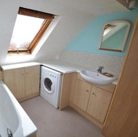 Rumah dengan letak tempat tidur unik ini dilengkapi dengan dapur, kamar mandi, dan sebuah area studio. Walaupun dalam situs penjualan telah diterangkan bahwa apartemen ini memiliki tempat tidur bongkar pasang, namun tidak dijelaskan dengan pasti mengapa pemiliknya memilih desain tersebut. Foto: On The Market