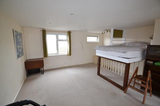 Tempat tidur dalam rumah ini terletak tepat di atas tangga. Karena letak tempat tidur yang tidak biasa itu, tidak heran beberapa orang yang berkunjung dan melihat bagian dalam rumah dibuat menjadi bingung. Foto: On The Market