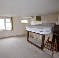 Tempat tidur dalam rumah ini terletak tepat di atas tangga. Karena letak tempat tidur yang tidak biasa itu, tidak heran beberapa orang yang berkunjung dan melihat bagian dalam rumah dibuat menjadi bingung. Foto: On The Market