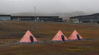 Tenda berdiri di lahan perkemahan di kepulauan Svalbard, Longyearbyen, Norwegia.