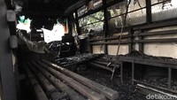 Ada truk yang juga jadi sasaran pembakaran (Rolan/detikcom)