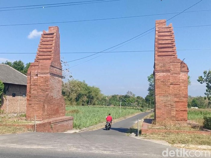 Warga Dusun Ngrawan, Desa/Kecamatan Dolopo, Kabupaten Madiun menggelar ritual tolak bala setiap Jumat Legi Bulan Suro. Ritual dilakukan dengan penyembelihan kambing jantan kendit. Kambing yang memiliki bulu putih atau hitam melingkar di bagian perut.