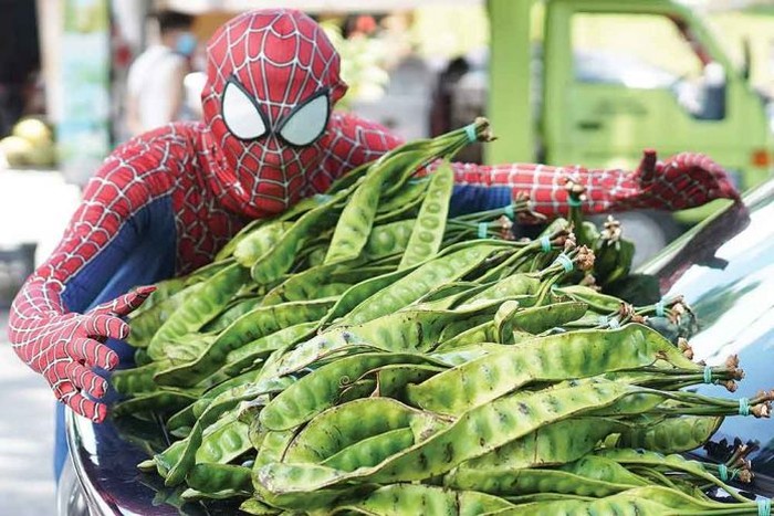 Spider-Man Ini Setiap Hari Jualan Petai di Pasar