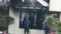 Polsek Ciracas, Jakarta Timur (Jaktim), dirusak sejumlah orang pada dini hari tadi. Gedung polsek hingga kendaraan menjadi sasaran perusakan orang tak dikenal.