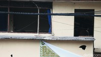Polisi menyebut mobil patroli dan satu mobil Wakpolsek Ciracas rusak dalam peristiwa penyerangan dan pembakaran di Polsek Ciracas, Jakarta Timur (Jaktim). Selain mobil, kaca gedung Polsek Ciracas juga hancur.