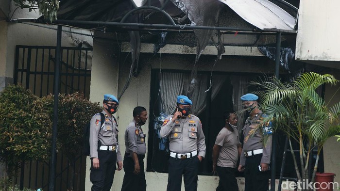 Polsek Ciracas, Jakarta Timur (Jaktim), dirusak sejumlah orang pada dini hari tadi. Berikut foto-foto suasana terkininya.