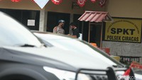 Menurut Yusri, Nana dan Dudung Abdurachman meminta agar kasus ini segera diselesaikan. Polisi telah melakukan oleh TKP di Polsek Ciracas. Sebanyak 100 orang tidak dikenal melakukan perusakan terhadap Polsek Ciracas, Jaktim. Polisi masih mendalami motif kejadian.