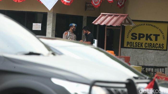 Polsek Ciracas, Jakarta Timur (Jaktim), dirusak sejumlah orang pada dini hari tadi. Berikut foto-foto suasana terkininya.