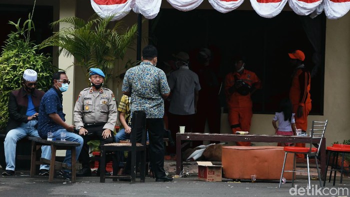 Polsek Ciracas, Jakarta Timur (Jaktim), dirusak sejumlah orang pada dini hari tadi. Berikut foto-foto suasana terkininya.