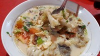 Hidangan kambing berupa sop kambing khas Betawi rasanya gurih karena memakai kuah susu. Daging dan jeroan direbus empuk, disajikan dengan siraman kuah plus minyak samin. Petunjuk membuatnya bisa kamu lihat di sini. Foto: dok. detikFood