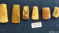 Di Taman Purbakala Cipari juga terdapat sebuah museum yang menyimpan barang-barang hasil temuan masyarakat di seluruh Kabupaten Kuningan seperti cincin batu, kapak batu dan perunggu, kendi hingga pendil.