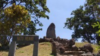 Saat mulai memasuki area Taman Purbakala Cipari, pengunjung akan langsung dihadapkan dengan sebuah batu dengan tinggi 2,5 meter yang dinamakan batu menhir.