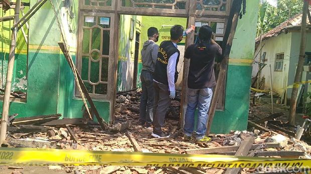 Tim Inafis Polres Pekalongan olah TKP suami nekat bakar diri dan keluarga