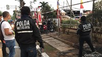 Tim Polda Metro Jaya melakukan olah TKP perusakan Polsek Ciracas, Jakarta Timur (Rolan/detikcom)