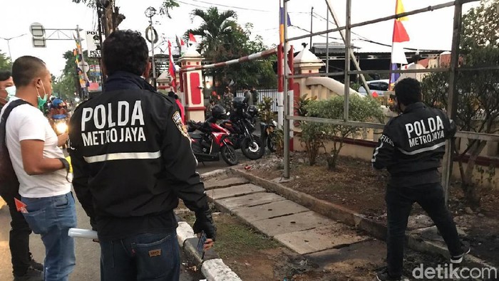 Tim Polda Metro Jaya melakukan olah TKP perusakan Polsek Ciracas, Jakarta Timur (Rolan/detikcom)