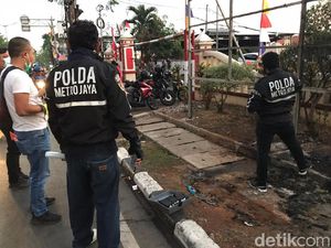 Mobil Terbakar-Kaca Pecah Sisa Penyerangan di Polsek Ciracas