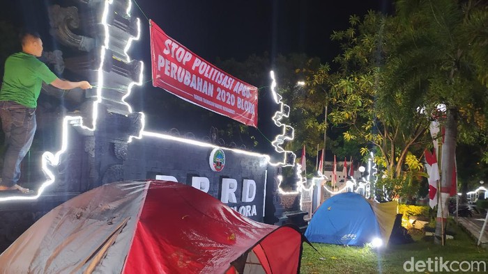 Usai menggembok pintu masuk DPRD Blora, kini massa mendirikan tenda, Sabtu (29/8/2020)