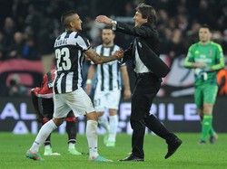 Tengah = Arturo Vidal, dimainkan Conte di 141 laga. Foto: Getty Images/Valerio Pennicino