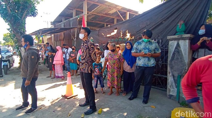 Warga menunggu Presiden Joko Widodo berziarah di makam orang tuanya.