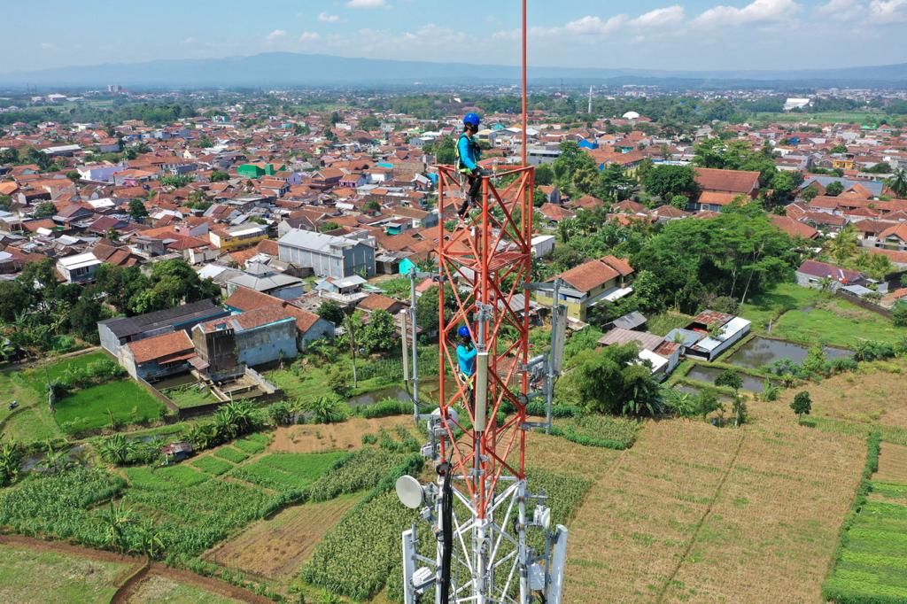 Di tengah gempuran COVID-19, XL Axiata mampu melaju dengan membukukan pendapatan 10% secara dari tahun ke tahun (YoY) menjadi Rp 12,13 triliun pada semester pertama tahun 2020. Hal itu berkat kontribusi pendapatan layanan data yang tumbuh 15% YoY, sehingga kontribusi total pendapatan perusahaan menjadi 91%.